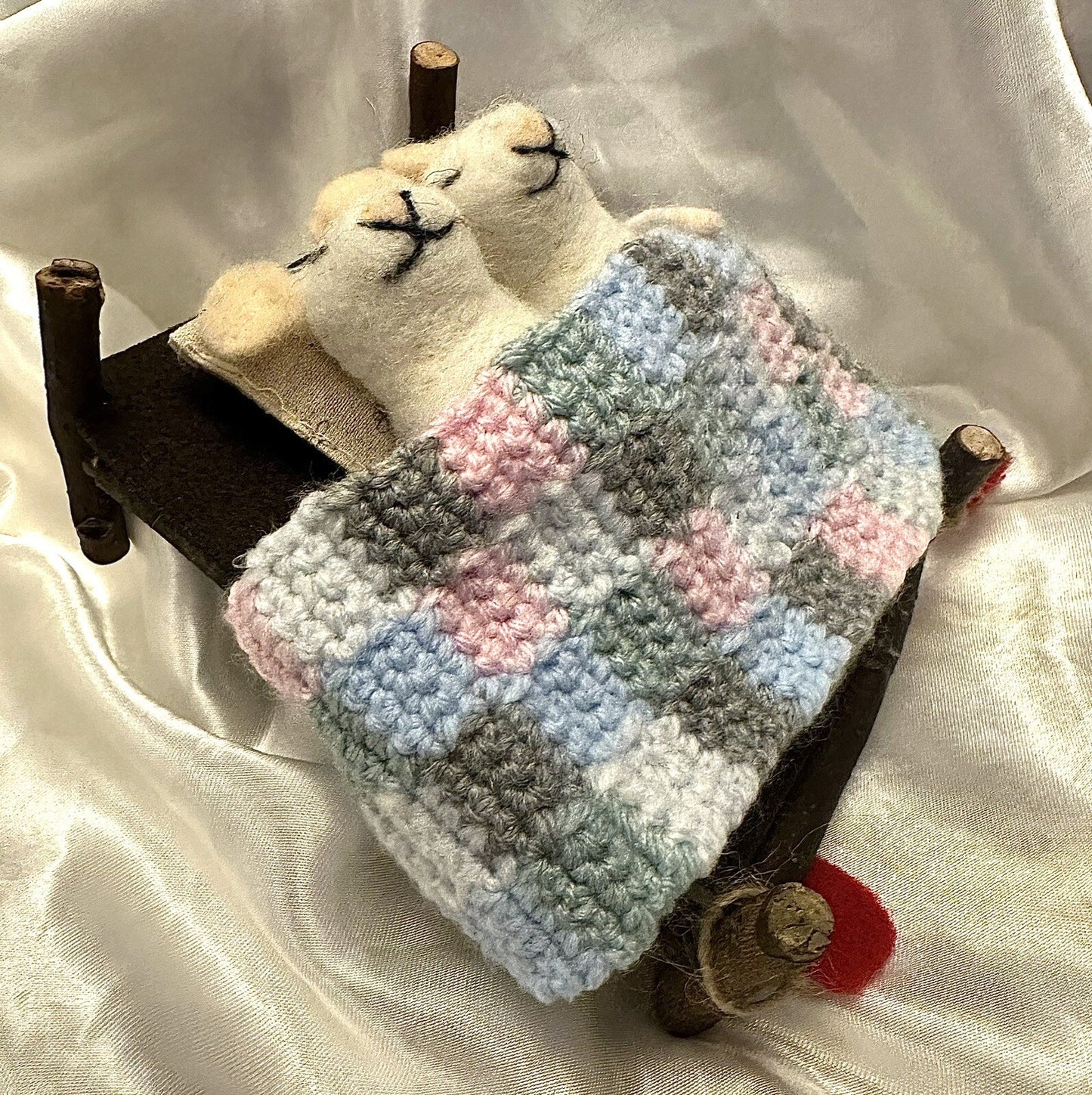 Valentines 2 x cute felt mice wooden bed duvet woolly blanket quilt gift couple