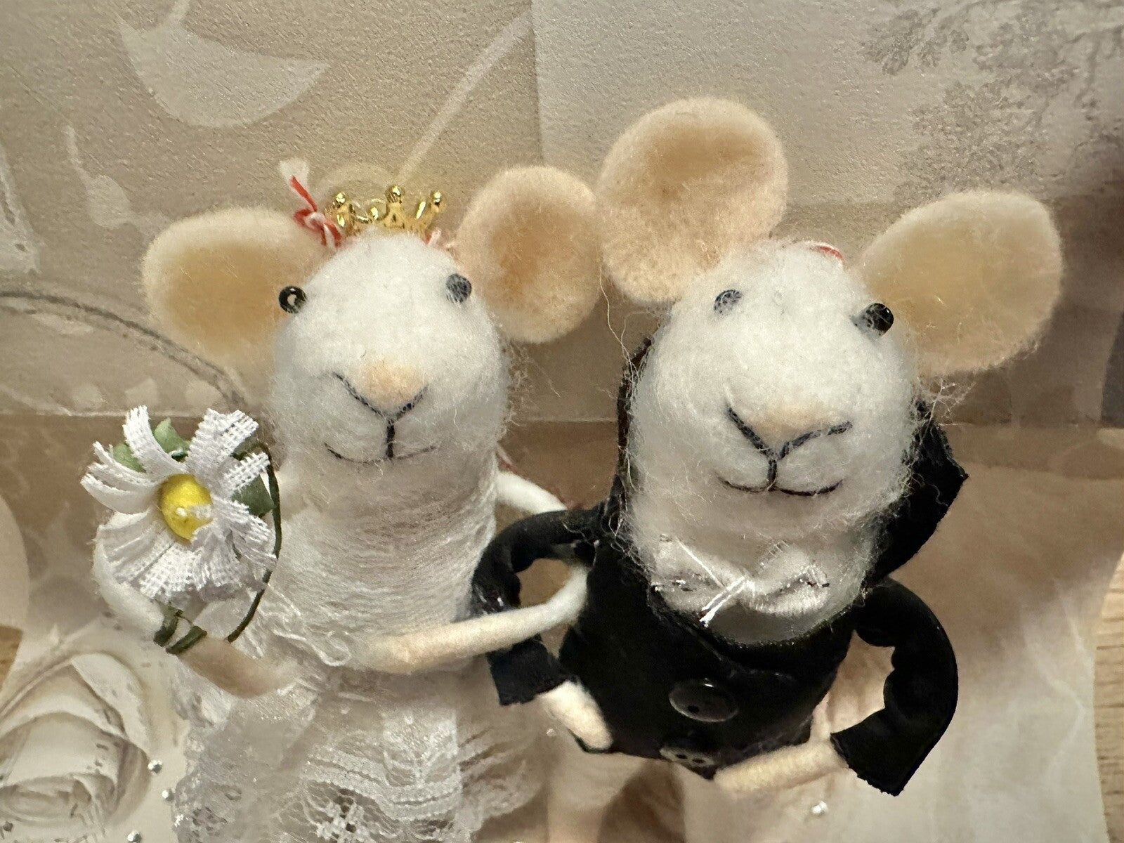 FELT WEDDING MICE MOUSE BRIDE GROOM CAKE TOPPER HANGING TREE GIFT NEEDLE FELTED