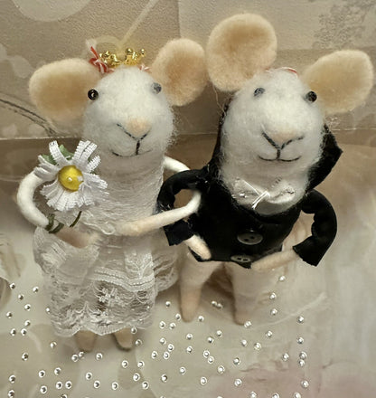 FELT WEDDING MICE MOUSE BRIDE GROOM CAKE TOPPER HANGING TREE GIFT NEEDLE FELTED