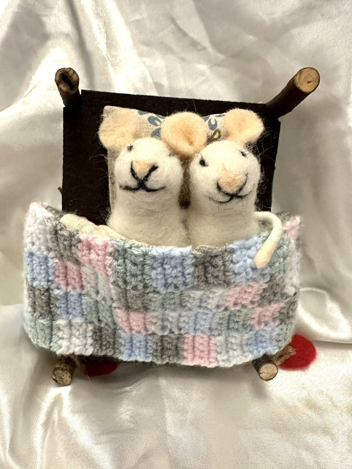 Valentines 2 x cute felt mice wooden bed duvet woolly blanket quilt gift couple