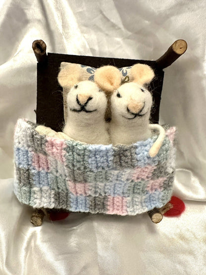 Valentines 2 x cute felt mice wooden bed duvet woolly blanket quilt gift couple