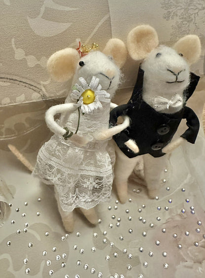 FELT WEDDING MICE MOUSE BRIDE GROOM CAKE TOPPER HANGING TREE GIFT NEEDLE FELTED